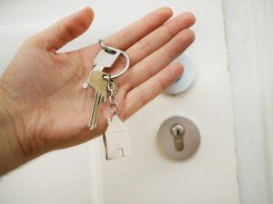 A picture of a hand holding a key to represent keywords.